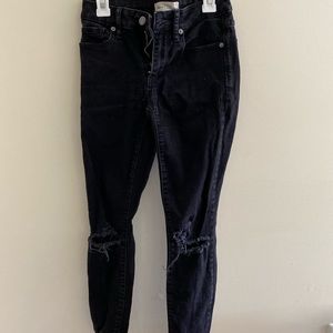 Distressed knee Gap jeans